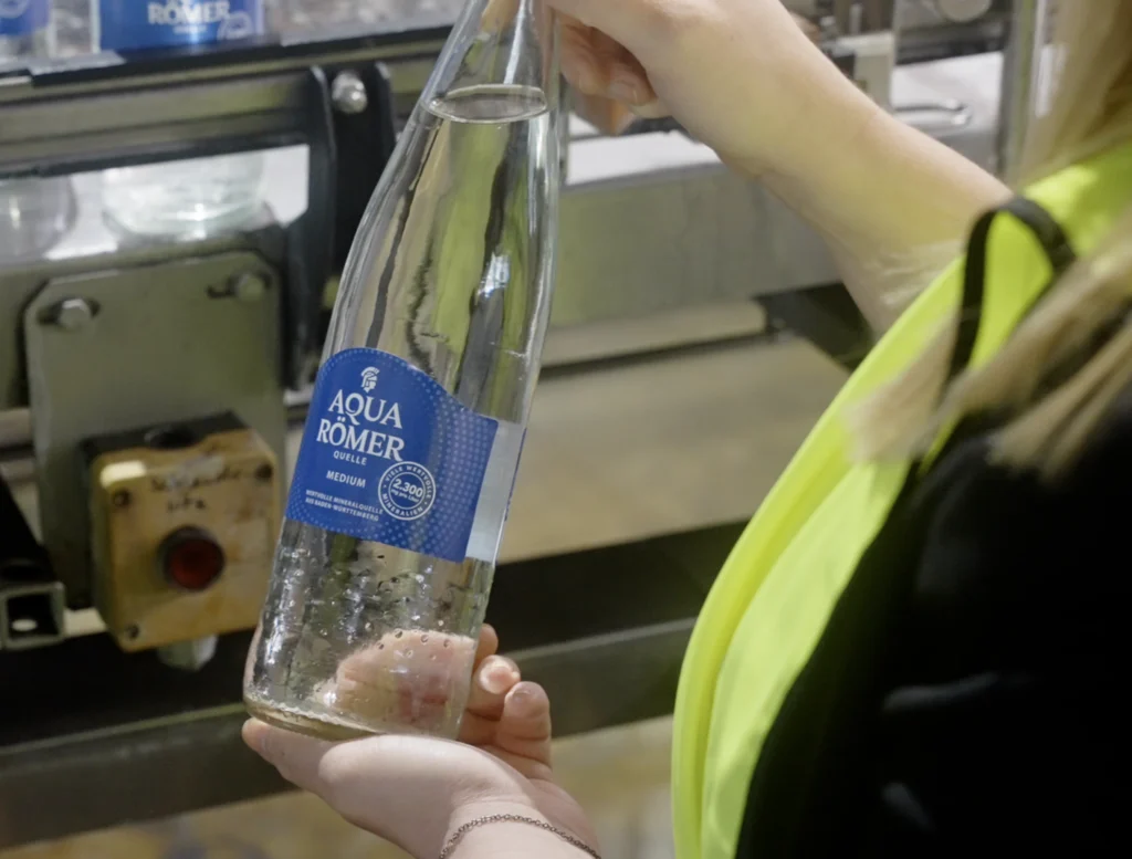 AQUA RÖMER QUELLE Analyse einer Mineralwasserflasche im Werk
