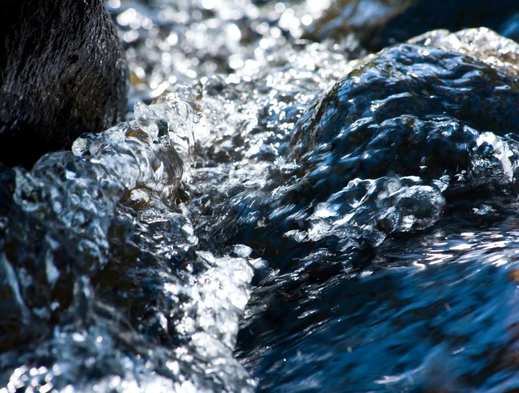 Wie natürliches Mineralwasser entsteht